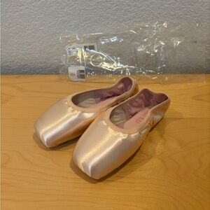 NWT Wear Moi Omega Pointe Shoes (3/4 Hard Shank/Size 5.5/Width XXX)